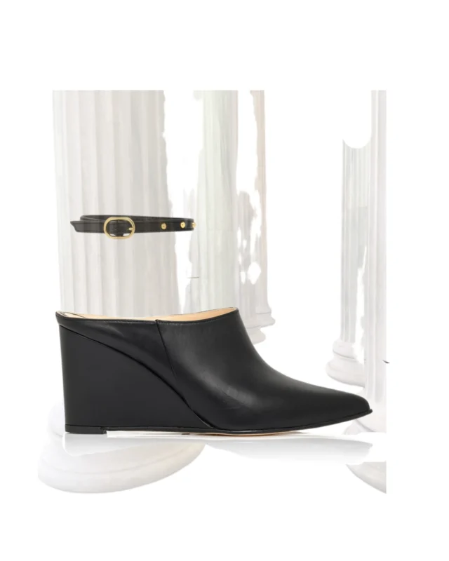 2 NARCISSUS Wedges + Leather Anklets
Iconic mules + edgy leather anklets!
The evolution  of our  iconic Narcissus leather anklet, now in 2 Narcissus anklets with wedges’ mules.
Those beautiful wedges can be stylised with or without the RANIA KROUPI leather anklets. The leather anklets are embellished by metallic studs! 
Elegant, Rock, Unique 🖤
Find the wedges here : 
https://www.raniakroupi.com/product/2-narcissus-70/

Dare to be remembered !