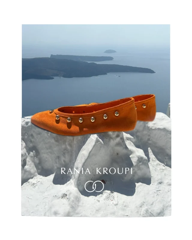 Joyful like warm Sunshine
Captivating like the most beautiful sunset 

The highest state of illumination

#orange  #orangeshoes  #greekdesigner #madeinathens  #santorini